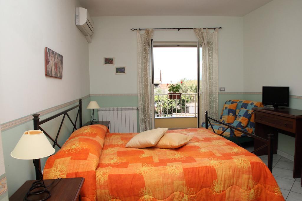 Bed And Breakfast Gigi Furci Siculo Zimmer foto